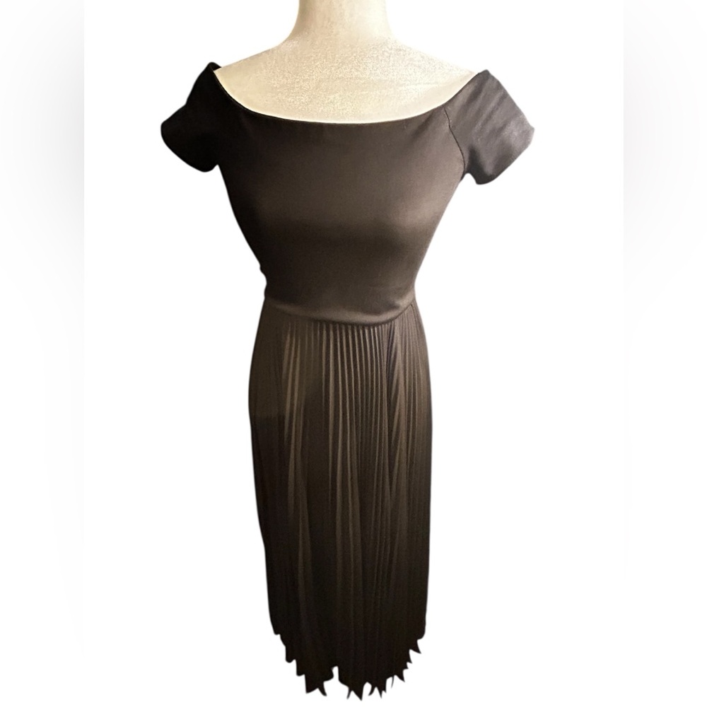 Alice + Olivia Black Off-Shoulder Pleated Maxi Dress